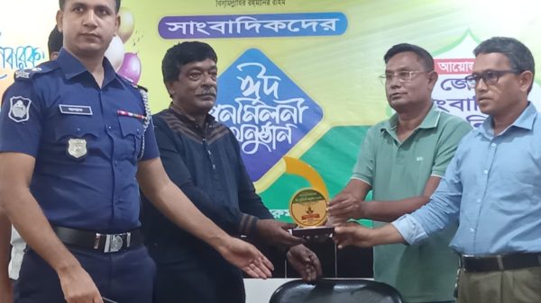 নড়াইলে সাংবাদিকদের ঈদ পুনর্মিলনী অতিথিদের সম্মাননা প্রদান