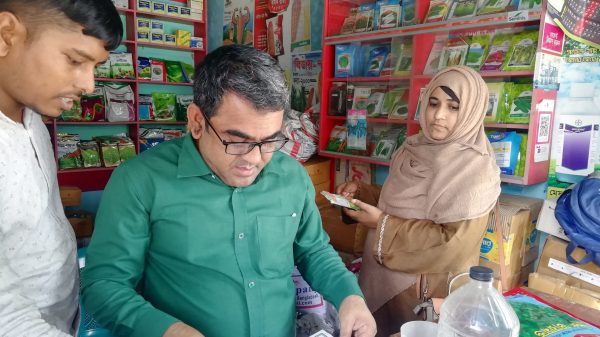 আজ সোমবার চুয়াডাঙ্গায় অগ্নি নির্বাপন সনদ না থাকায় জরিমানা । ছবি -মাগুরার কাগজ