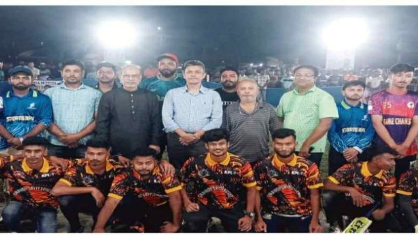 খুলনা জেলা টেপ টেনিস শর্টপিচ প্রিমিয়ার লীগ ২০২৫ এর ফাইনাল খেলা উদ্বোধন করেন বাংলাদেশ জাতীয়তাবাদী দলের কেন্দ্রীয় নির্বাহী কমিটির ছাত্র বিষয়ক সম্পাদক আলহাজ্ব রকিবুল ইসলাম বকুল